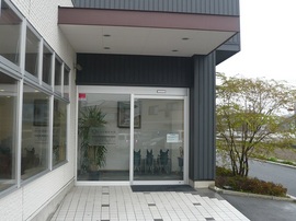 段差のない入口。モノトーンで落ち着いた雰囲気です。