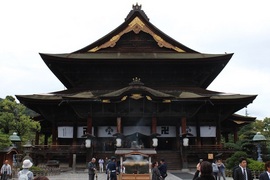 国宝に指定されている善光寺の本堂