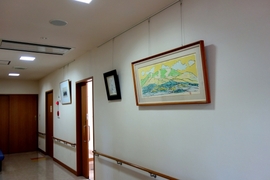 至る所に絵画が飾られている施設内