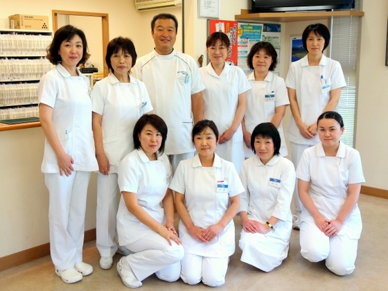 看護師4名、准看護師1名、看護助手1名、事務3名のスタッフ 「スタッフにはいつも助けられています」と吉田先生