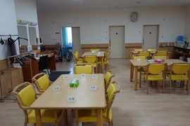 明るく広々としたデイサービスルームでゆっくりくつろげます。