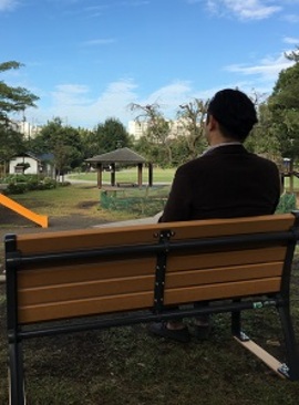 市民の憩いの場「とんぼ池公園」 狛江はく整形外科開院1周年を記念して寄付された「思いやりベンチ」