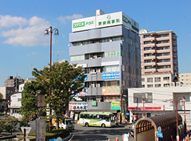 青木内科・リハビリテーション科が入居されている東大宮駅前の英和ビル