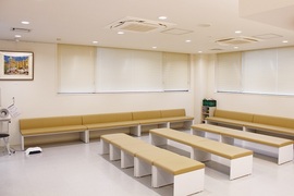 しっとりとした色使いでコーディネートされた落ち着いた雰囲気の待合室