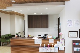 日差しが入り、柔らか味を感じる受付