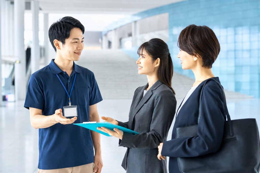 デイケア開業についてスタッフがご相談を伺う様子